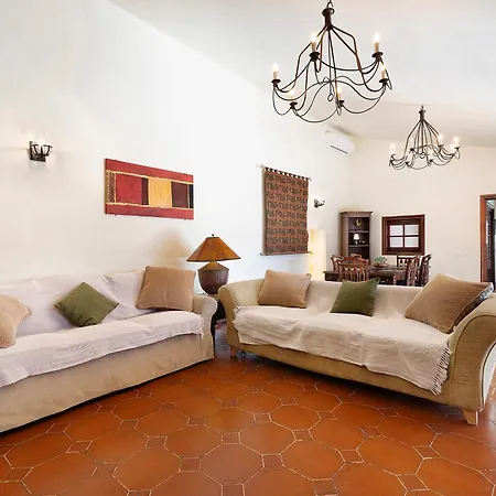 Esselle סן מיגל דה אבונה